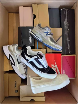 The photo shows a package with footwear in the category BS.