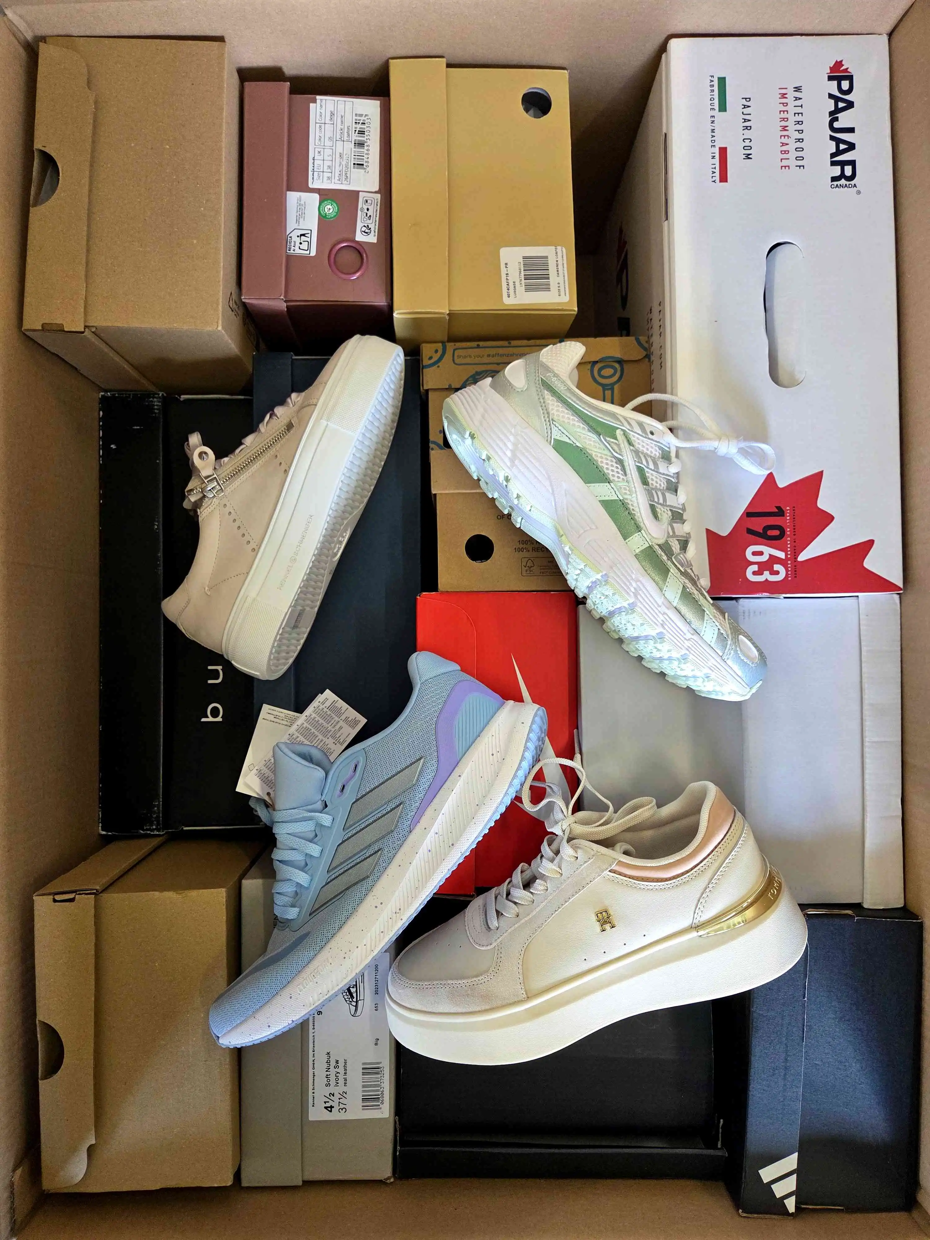 BS3263 3 The photo shows a package with footwear in the category BS.