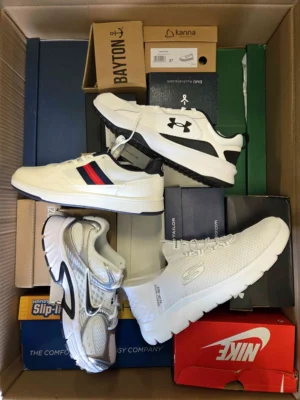 The photo shows a package with footwear in the category BS.