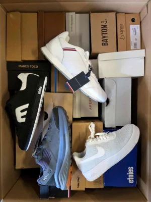 The photo shows a package with footwear in the category BS.