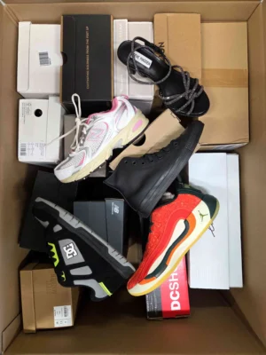 The photo shows a package with footwear in the category BS.