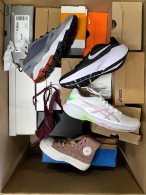 The photo shows a package with footwear in the category BS.