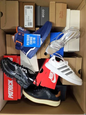 The photo shows a package with footwear in the category BS.