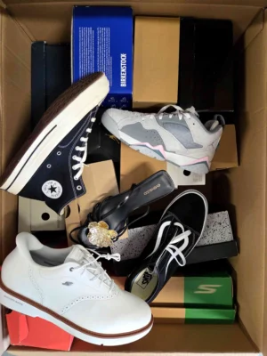 The photo shows a package with footwear in the category BS.