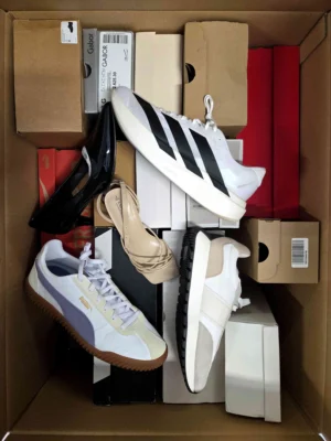 The photo shows a package with footwear in the category BS.