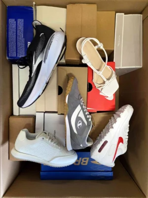 The photo shows a package with footwear in the category BS.