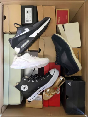 The photo shows a package with footwear in the category BS.