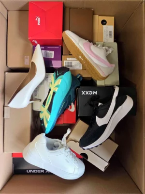 The photo shows a package with footwear in the category BS.