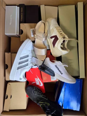 The photo shows a package with footwear in the category BS.