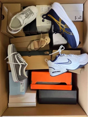 The photo shows a package with footwear in the category BS.