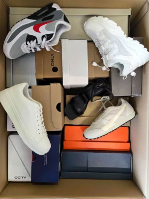 The photo shows a package with footwear in the category BS.