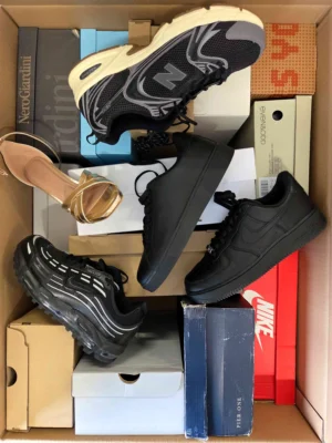 The photo shows a package with footwear in the category BS.