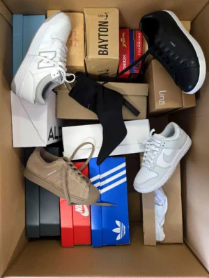 The photo shows a package with footwear in the category BS.