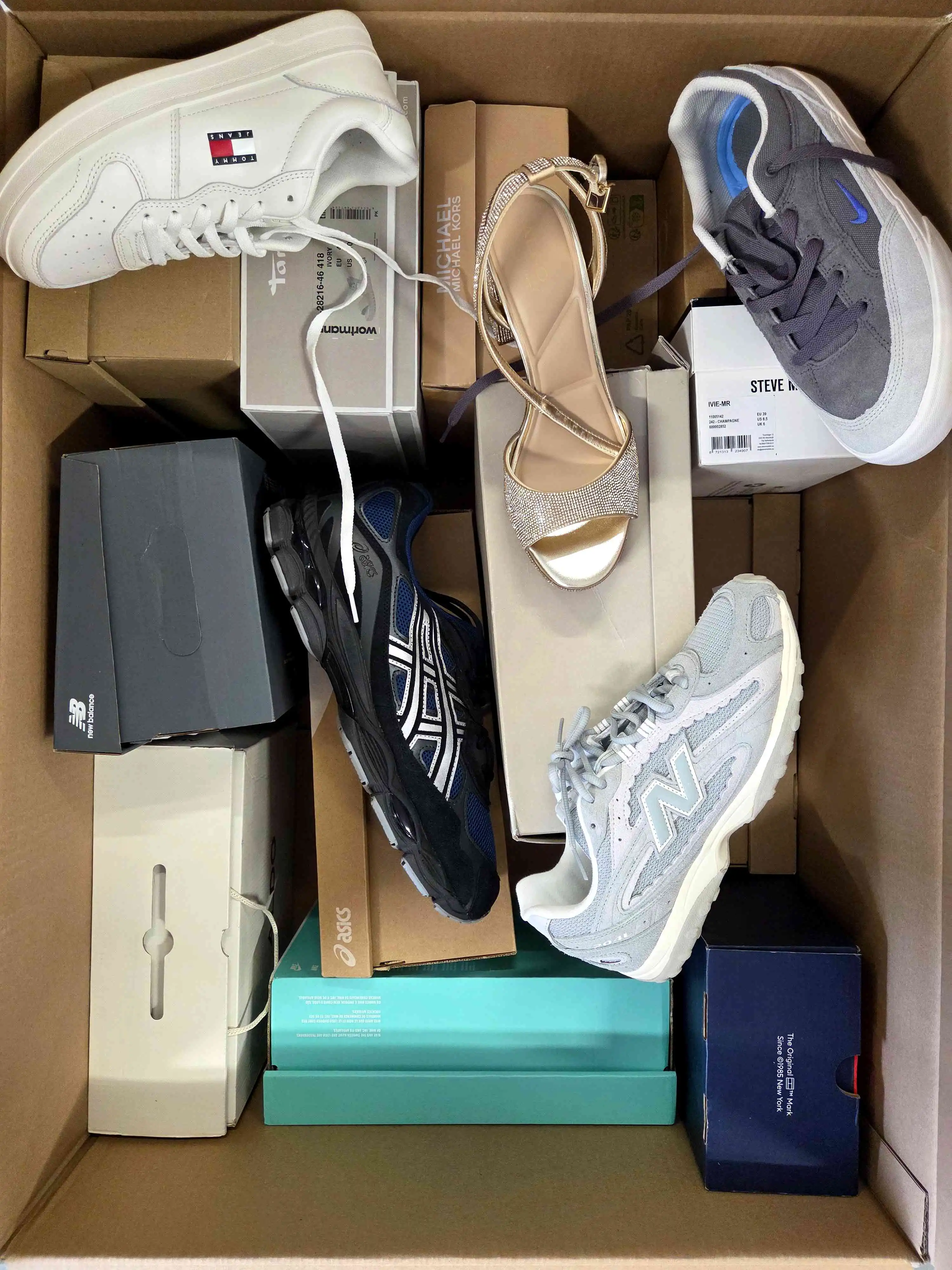 BS3299 3 The photo shows a package with footwear in the category BS.