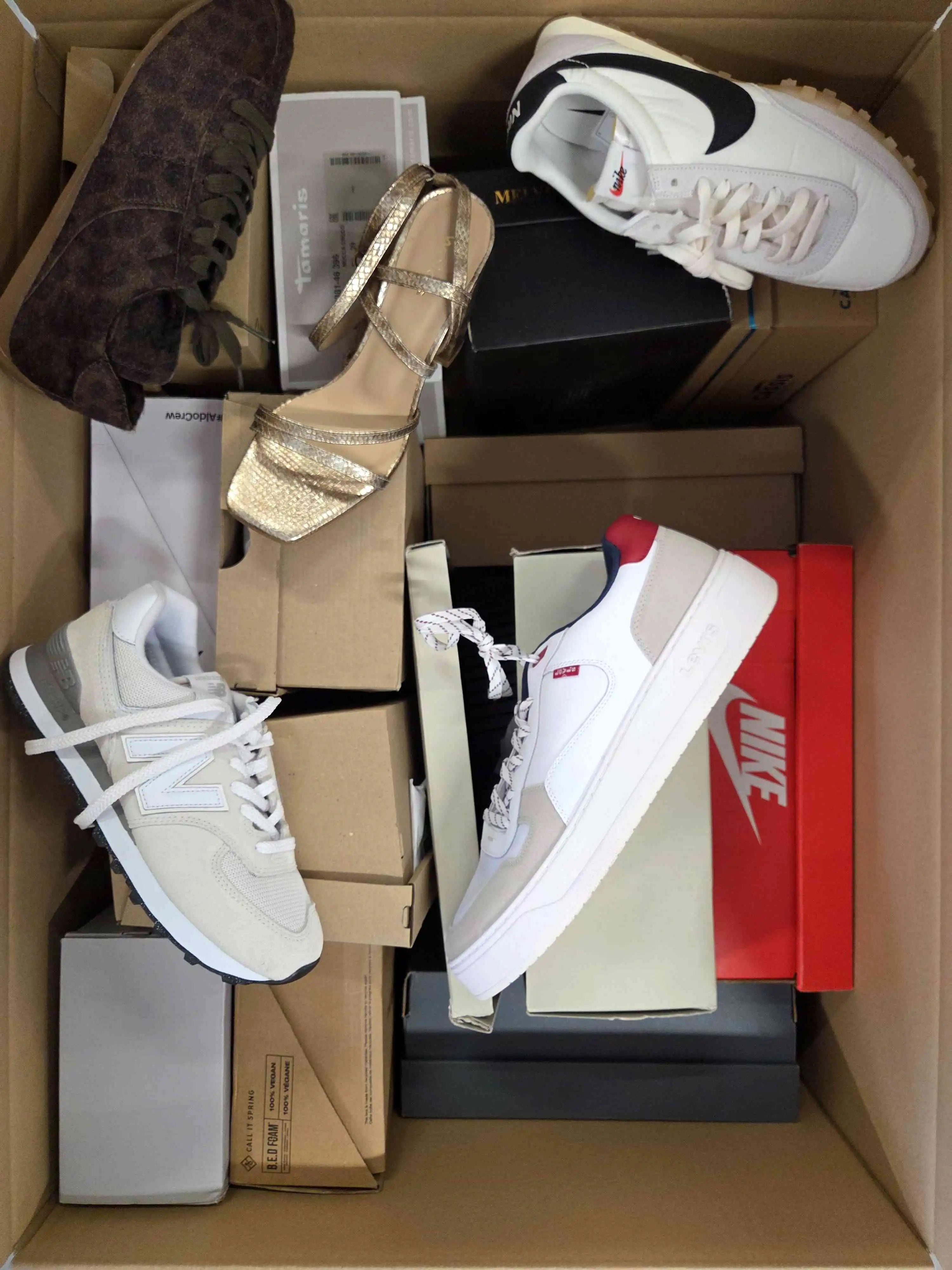 BS3301 3 The photo shows a package with footwear in the category BS.