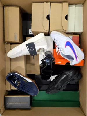 The photo shows a package with footwear in the category BS.