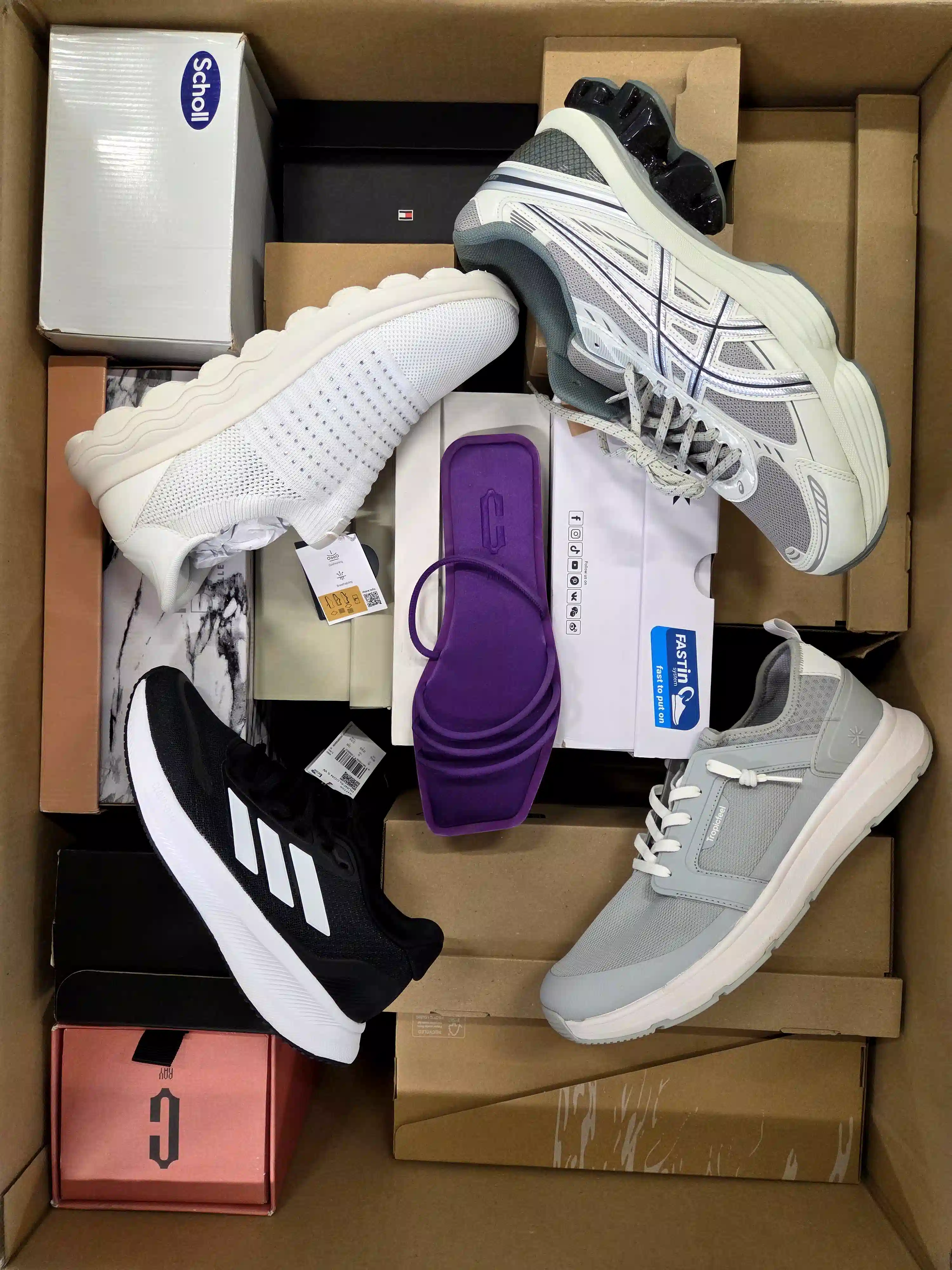 BS3321 3 The photo shows a package with footwear in the category BS.