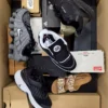 BS3322 1 The photo shows a package with footwear in the category BS.