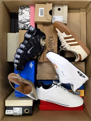 The photo shows a package with footwear in the category BS.