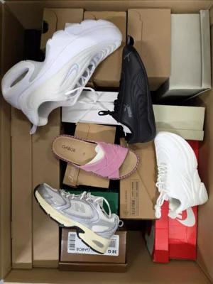 The photo shows a package with footwear in the category BS.