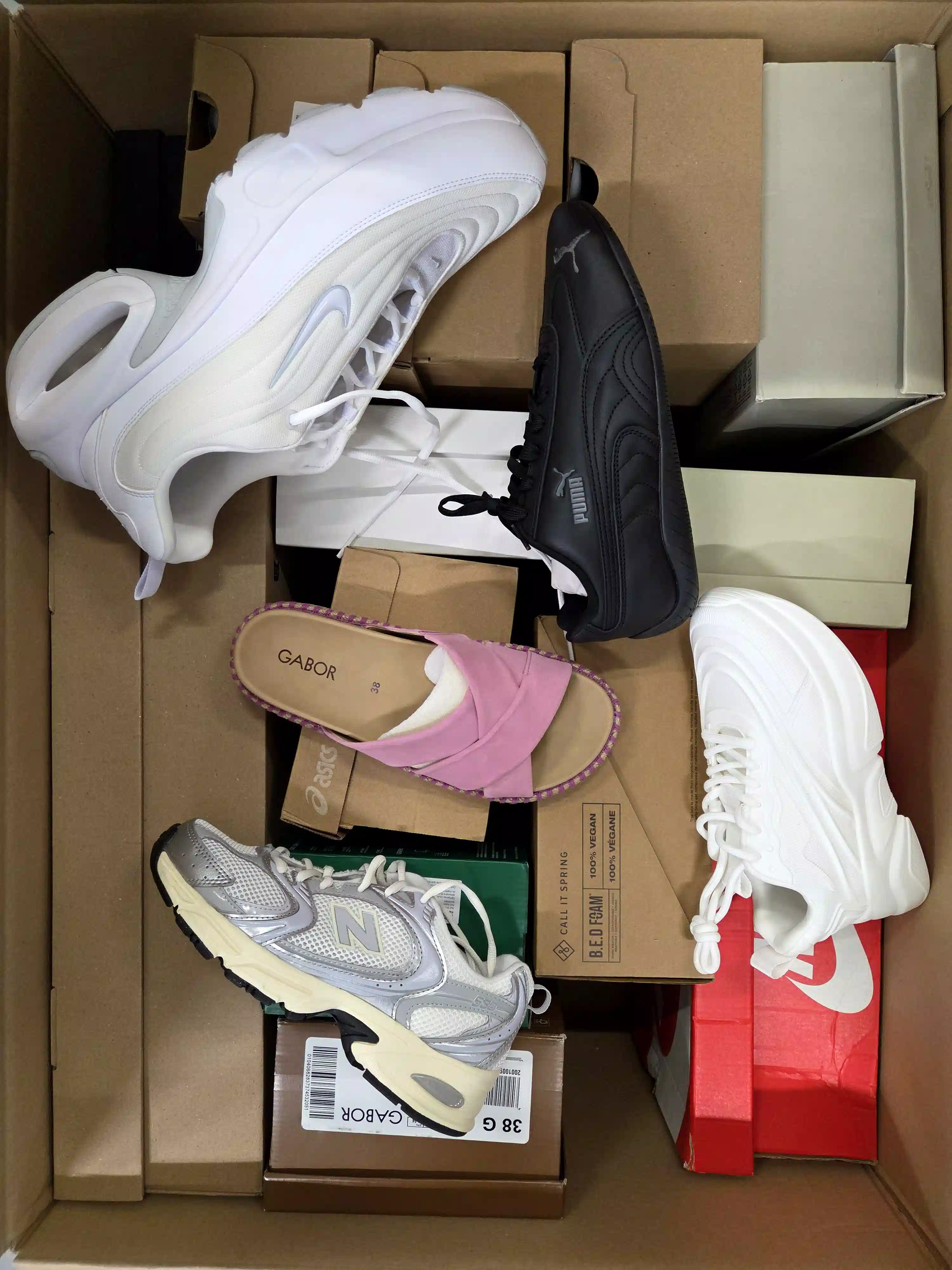 BS3324 3 The photo shows a package with footwear in the category BS.