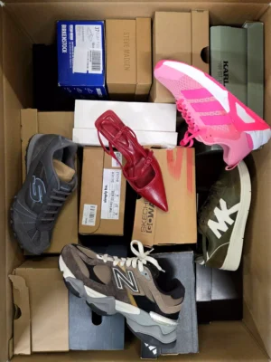 The photo shows a package with footwear in the category BS.