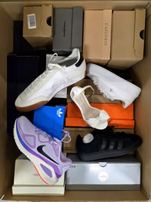 The photo shows a package with footwear in the category BS.