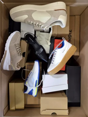 The photo shows a package with footwear in the category BS.