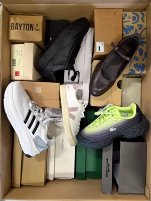 The photo shows a package with footwear in the category BS.