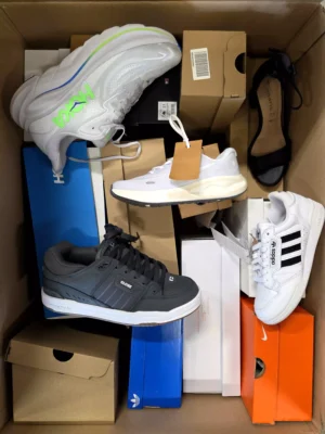 The photo shows a package with footwear in the category BS.