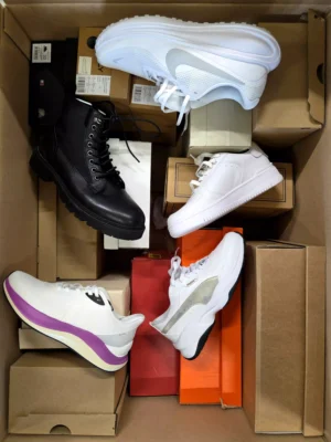 The photo shows a package with footwear in the category BS.