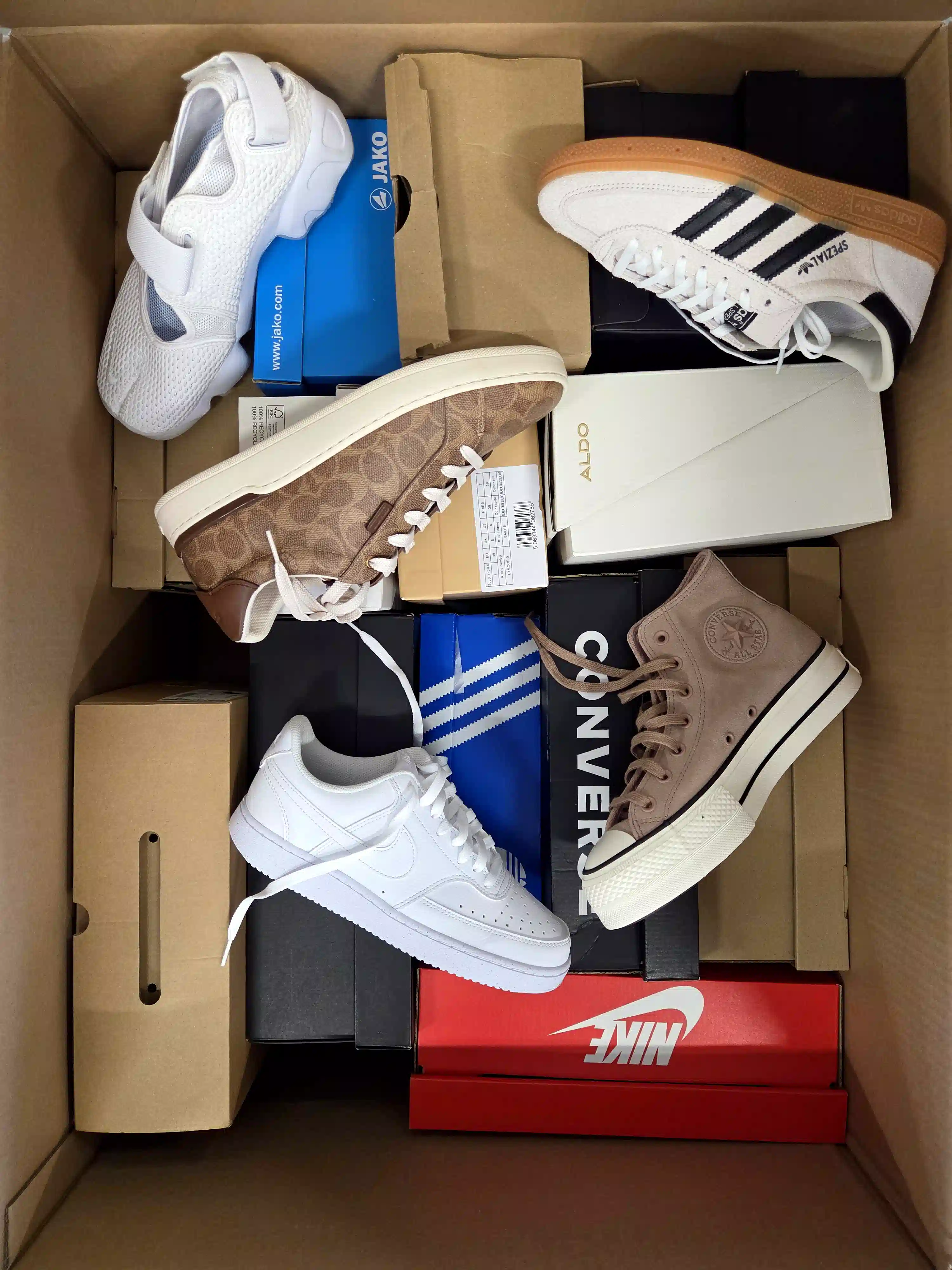 BS3367 3 The photo shows a package with footwear in the category BS.