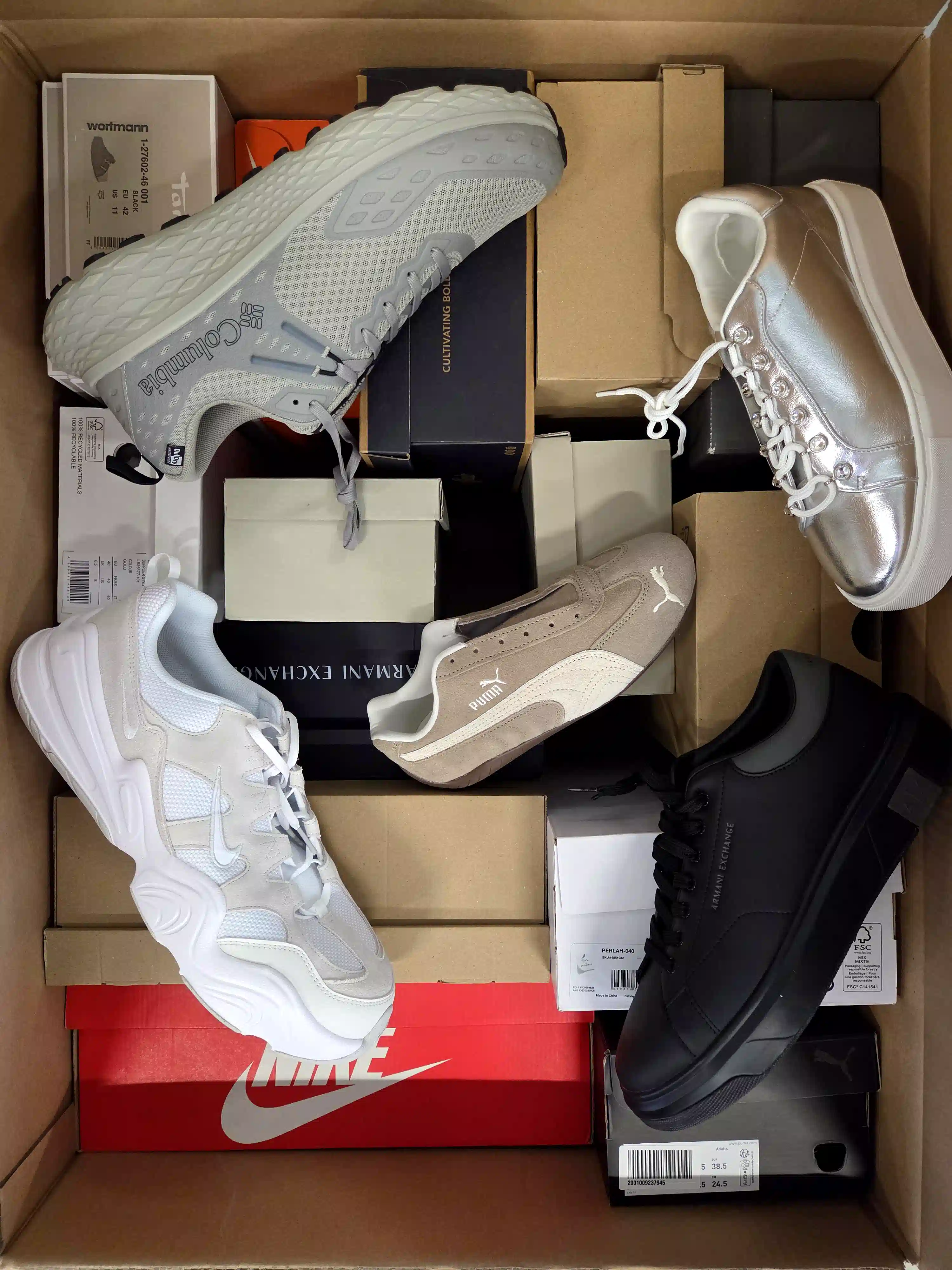 BS3368 3 The photo shows a package with footwear in the category BS.