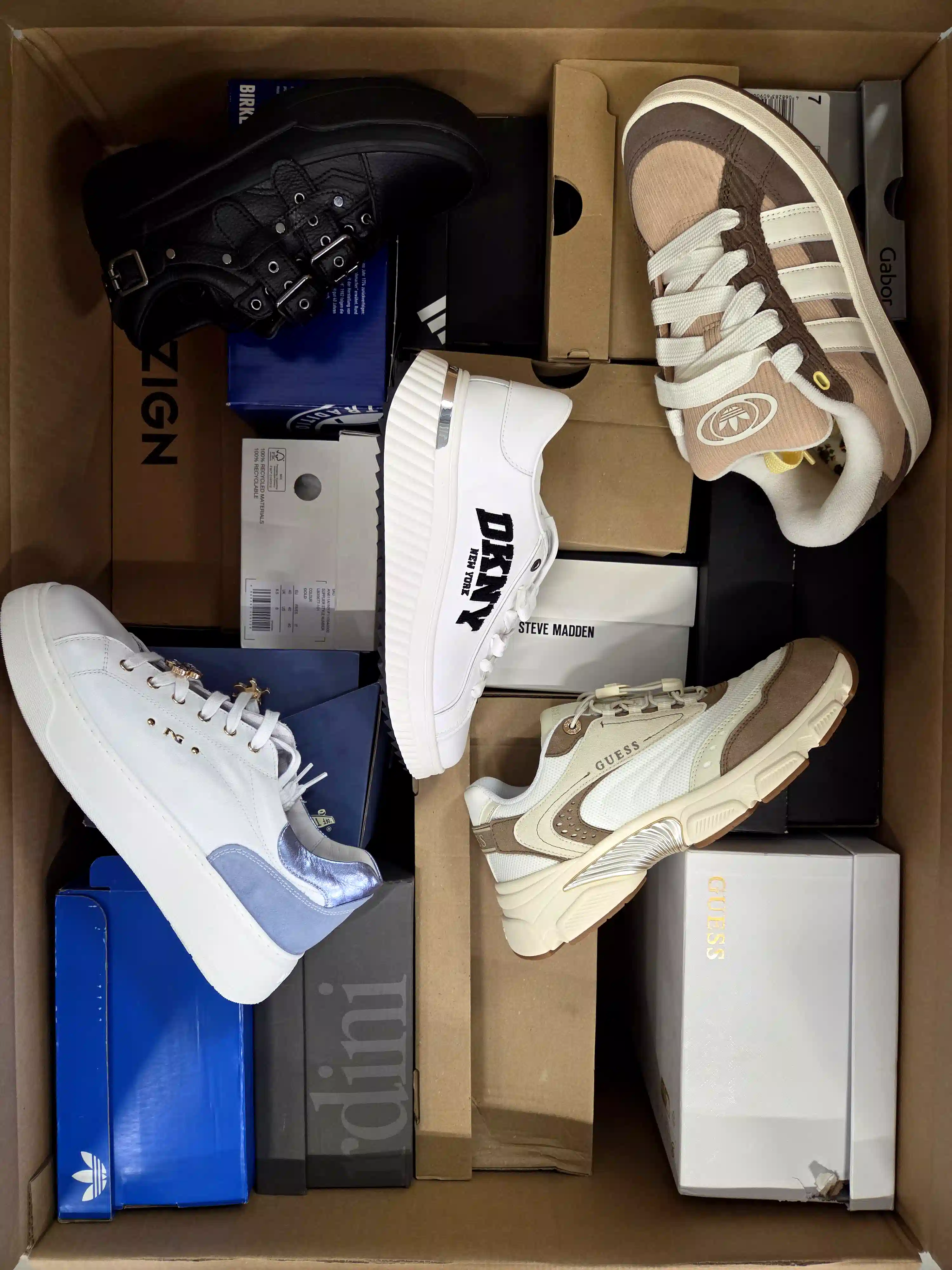 BS3369 3 The photo shows a package with footwear in the category BS.