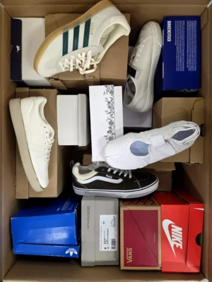 The photo shows a package with footwear in the category BS.