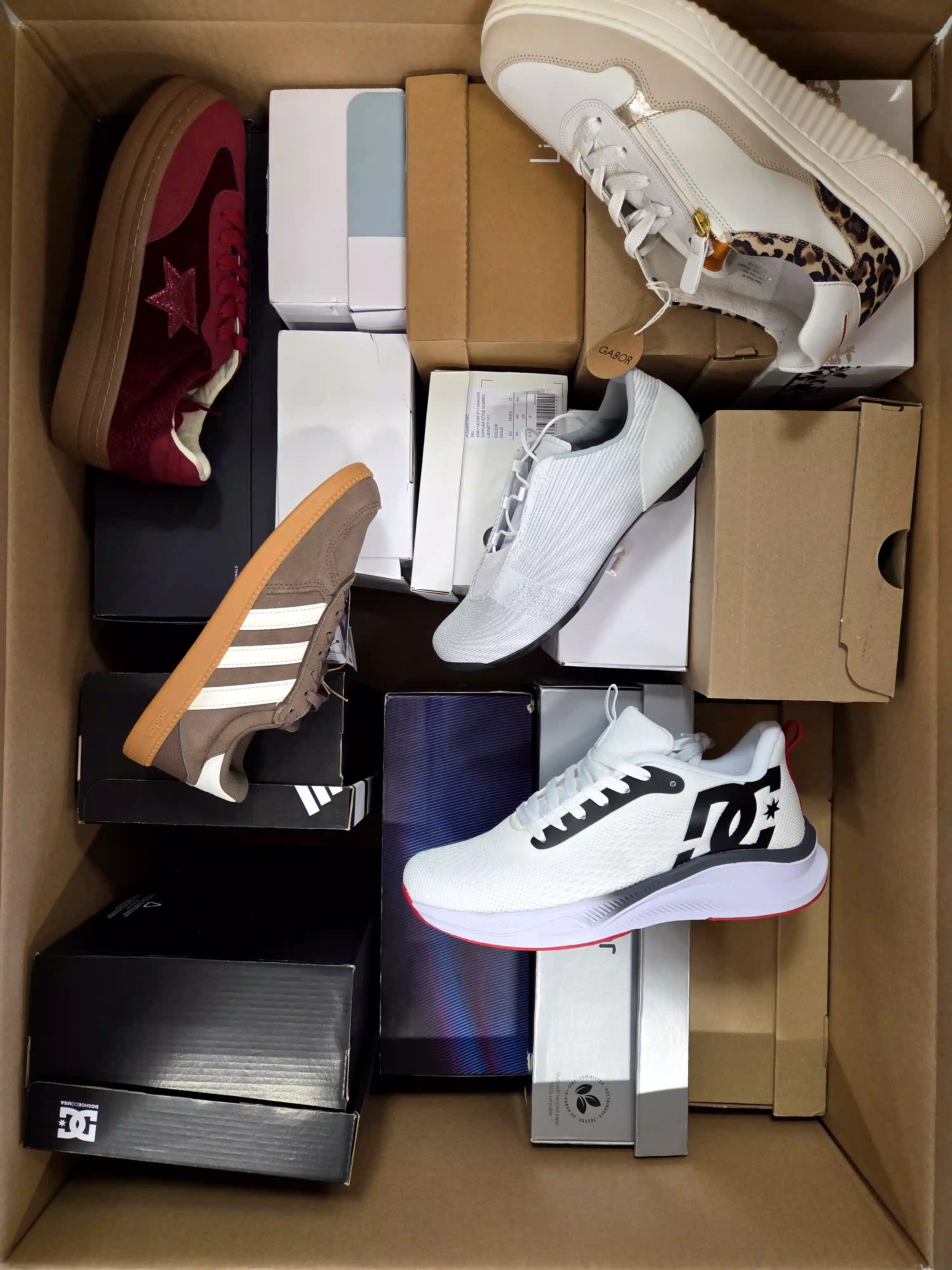 BS3372 3 The photo shows a package with footwear in the category BS.