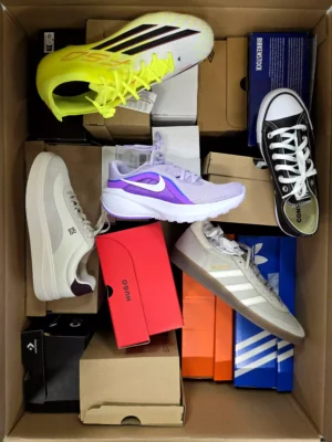 The photo shows a package with footwear in the category BS.