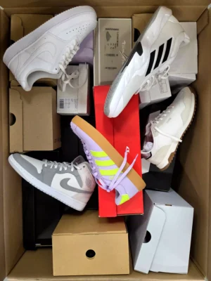 The photo shows a package with footwear in the category BS.