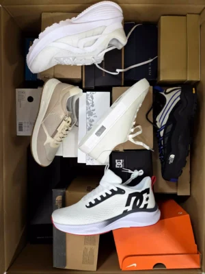 The photo shows a package with footwear in the category BS.