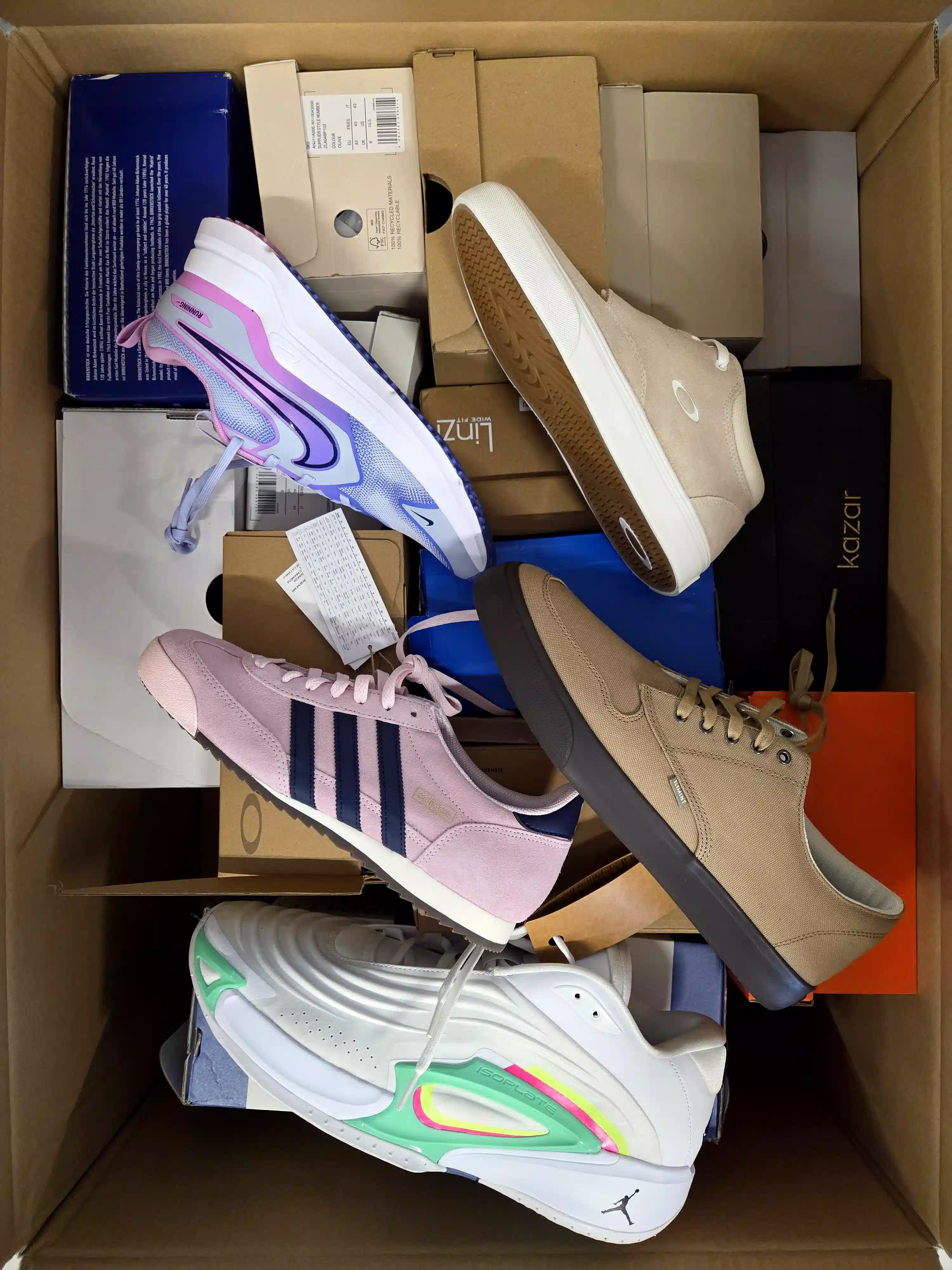 BS3380 3 The photo shows a package with footwear in the category BS.