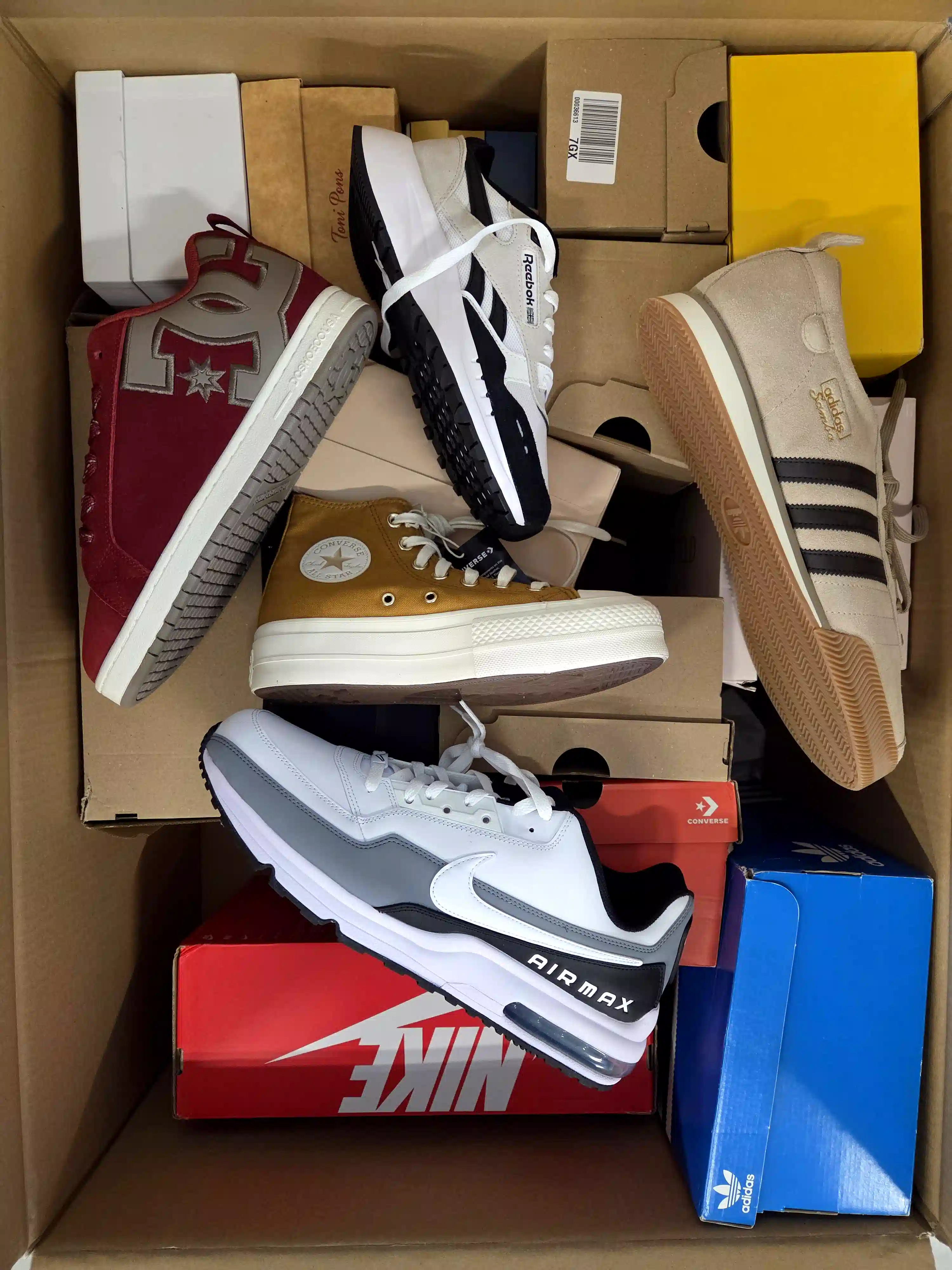 BS3383 3 The photo shows a package with footwear in the category BS.