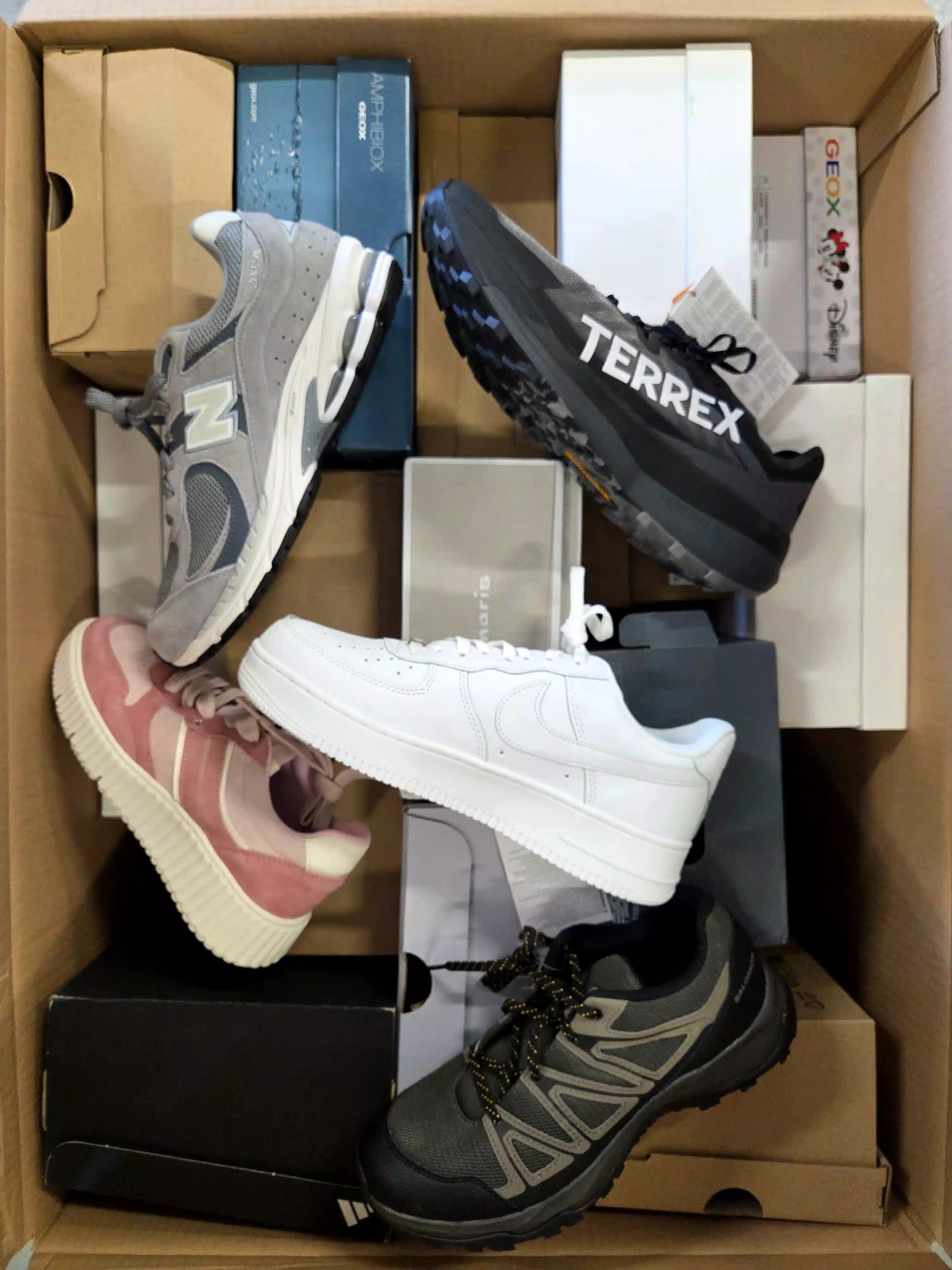 BS3389 3 The photo shows a package with footwear in the category BS.
