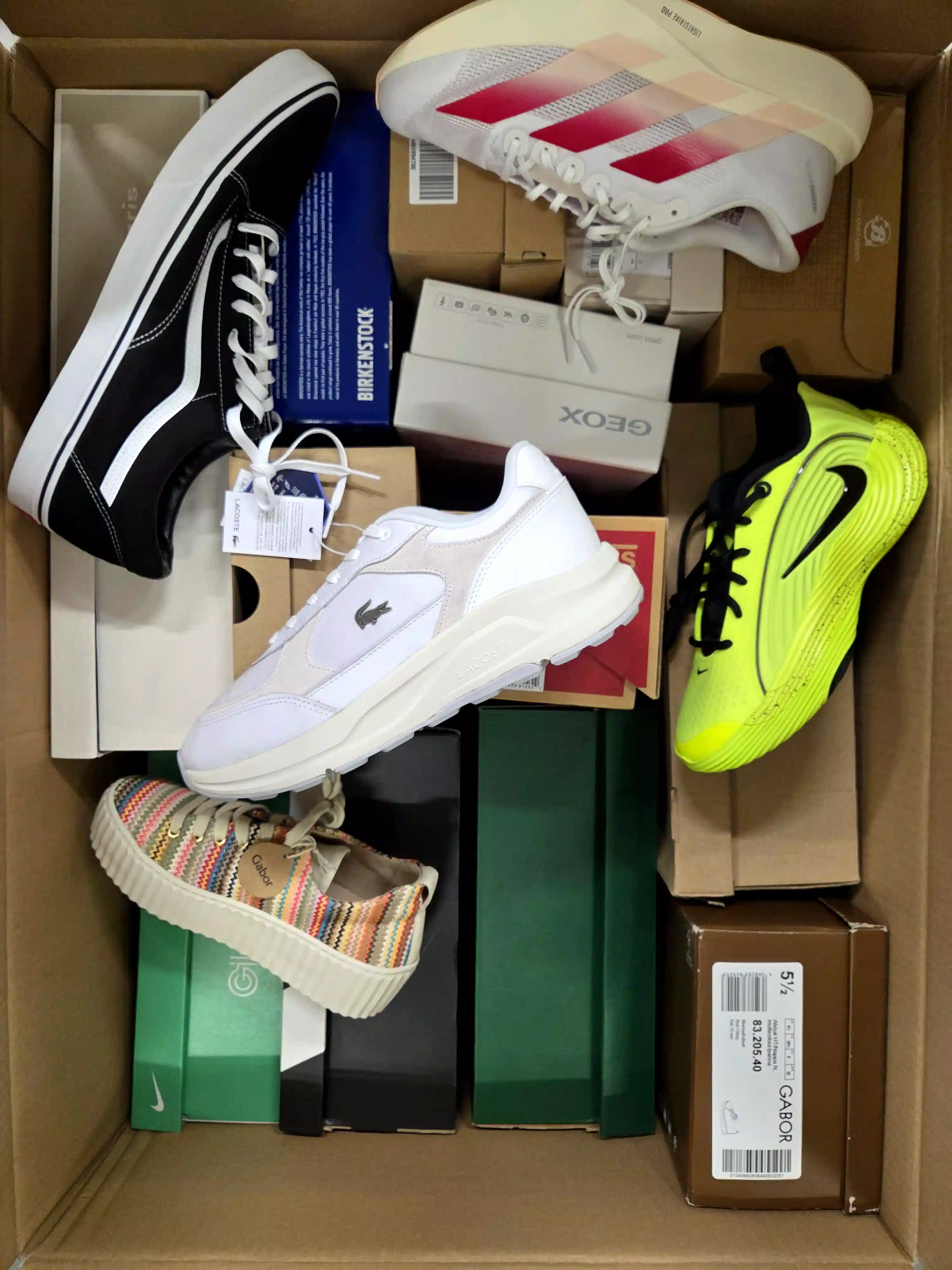 BS3398 3 The photo shows a package with footwear in the category BS.