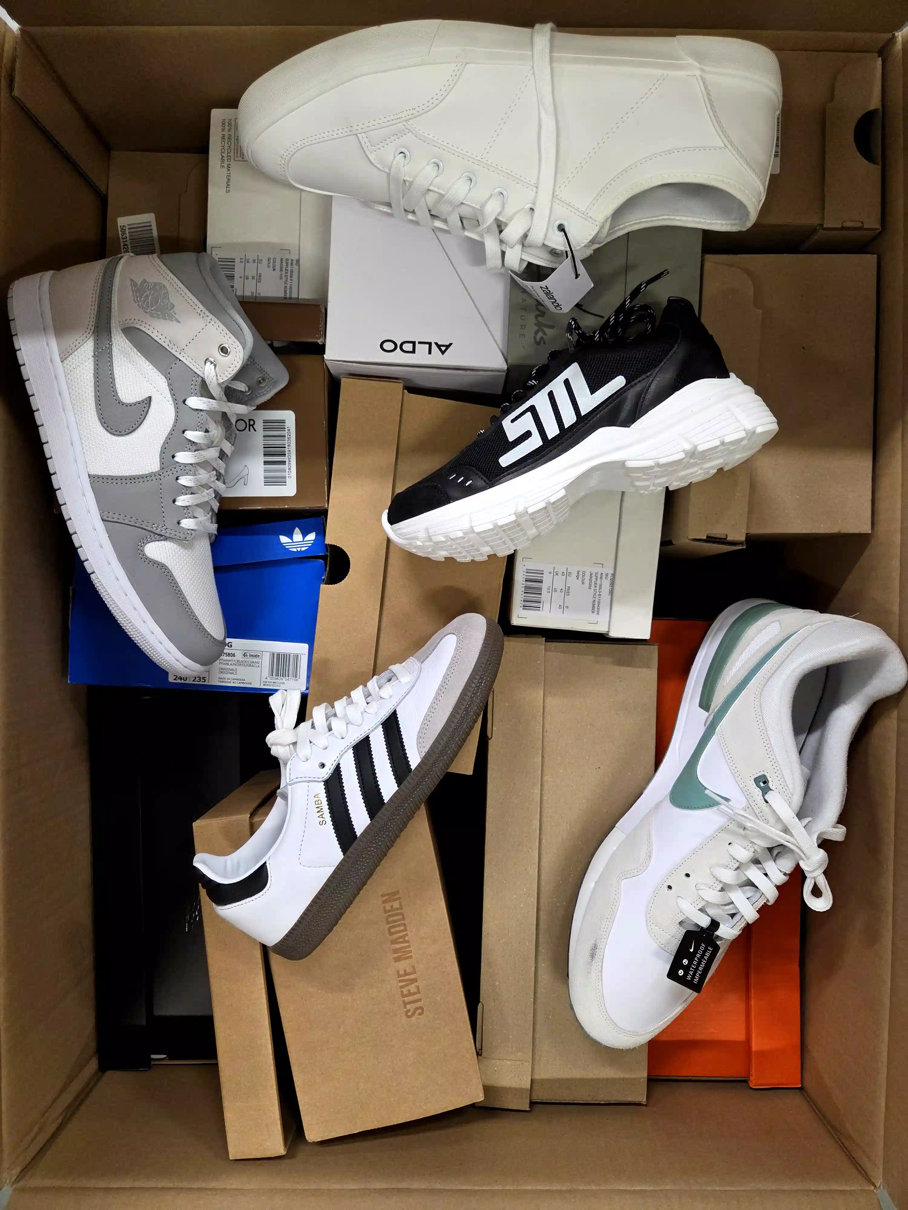 BS3399 3 The photo shows a package with footwear in the category BS.