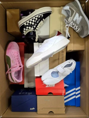 The photo shows a package with footwear in the category BS.