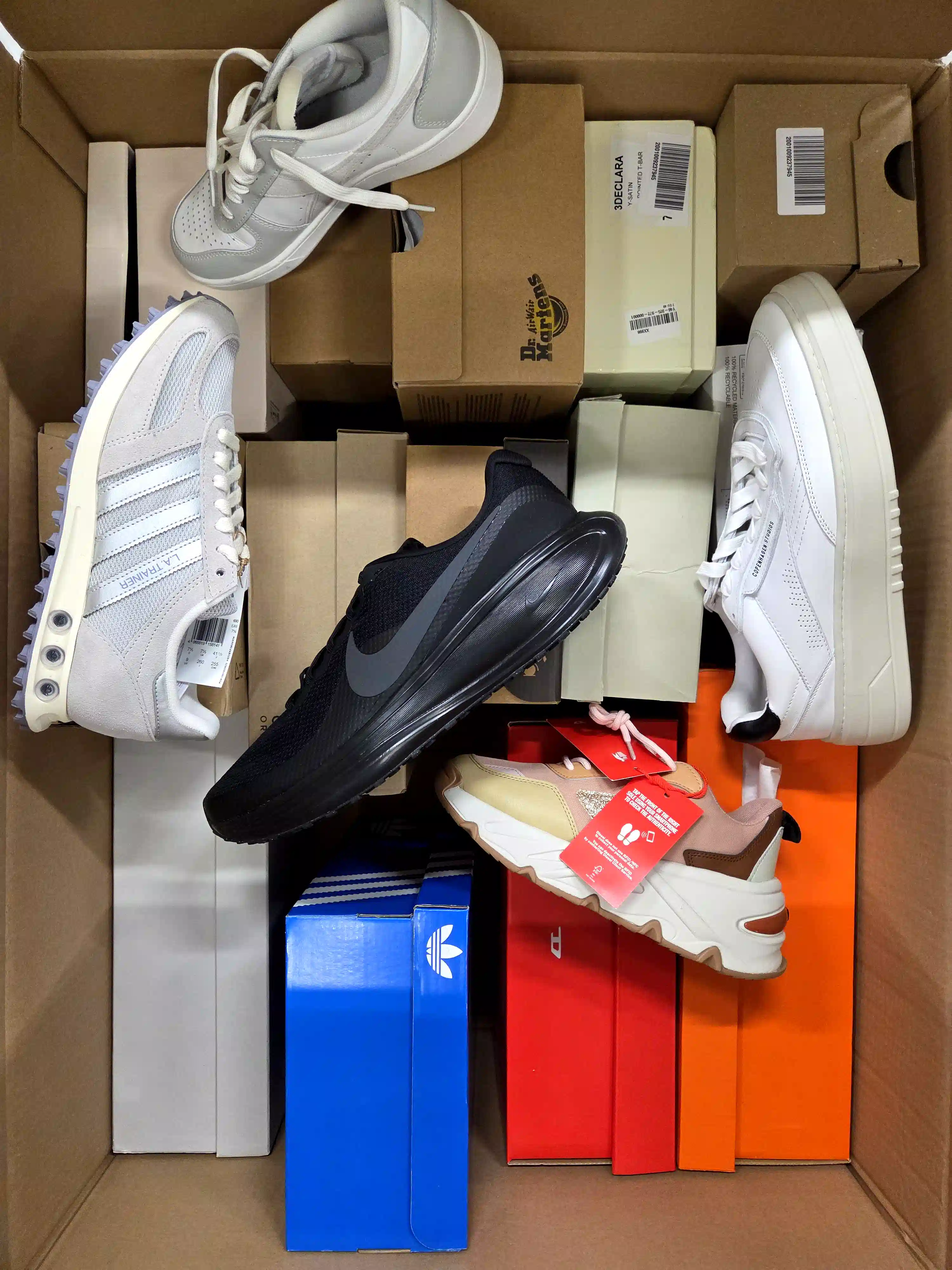 BS3402 3 The photo shows a package with footwear in the category BS.