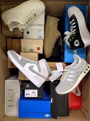 The photo shows a package with footwear in the category BS.