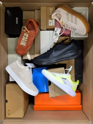 The photo shows a package with footwear in the category BS.