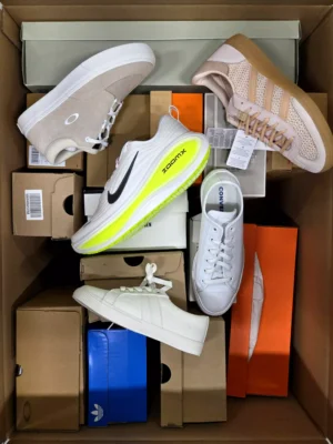 The photo shows a package with footwear in the category BS.