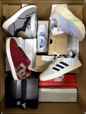 The photo shows a package with footwear in the category BS.